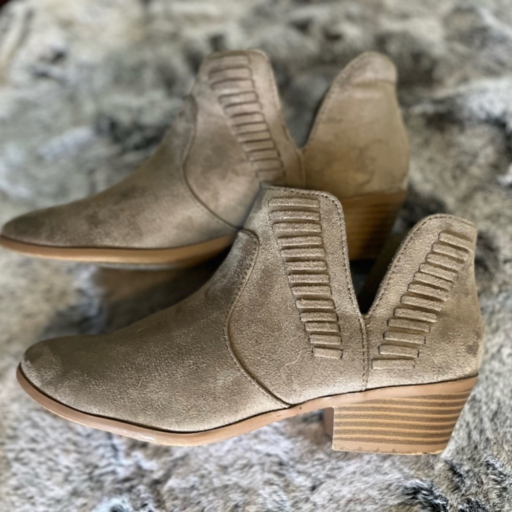 New Ankle Cut Boot Bootie by Soda Womens
Size 8.5M Brown Faux Taupe Suede V Cut